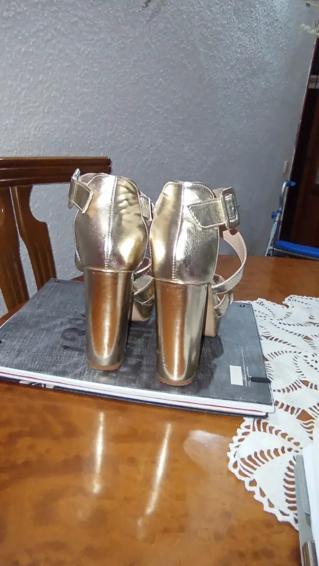 Tacones dorados plataforma
