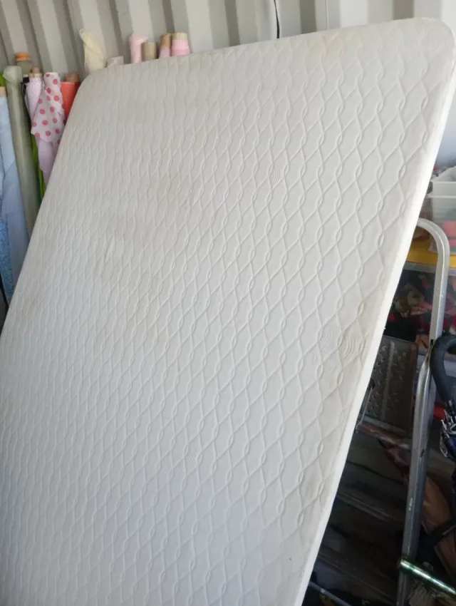 Somier imbottito 150x190 con 6 gambe