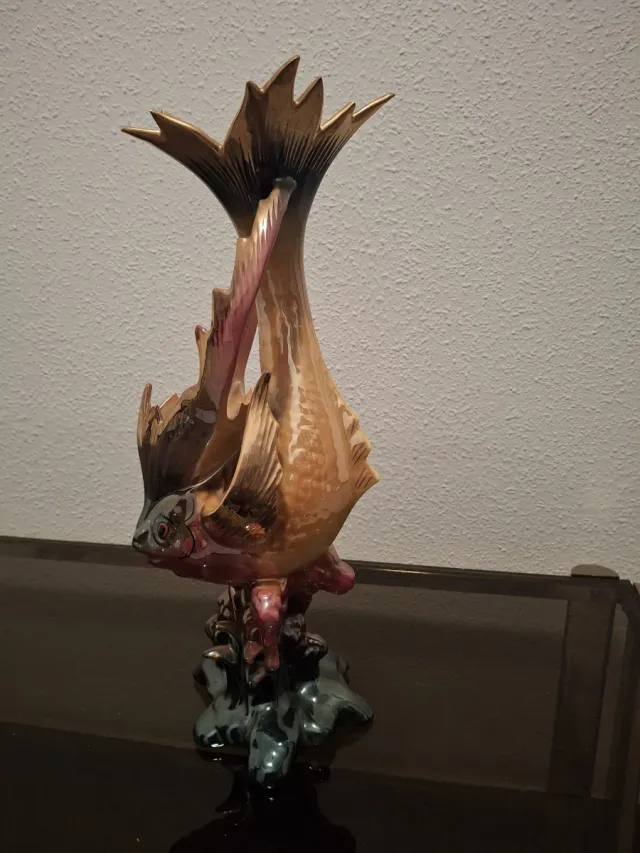 Figura de pez de cerámica