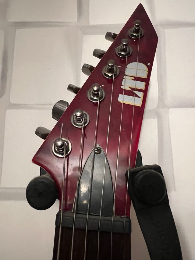 Guitarra Eléctrica LTD Modelo 100QMNT.