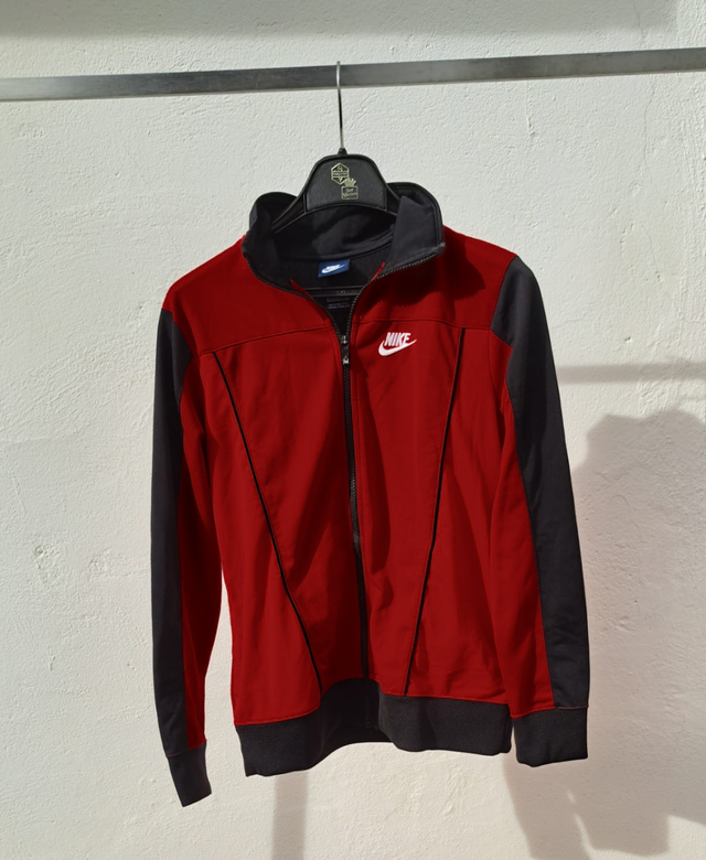 Chaqueta deportiva Nike roja y negra