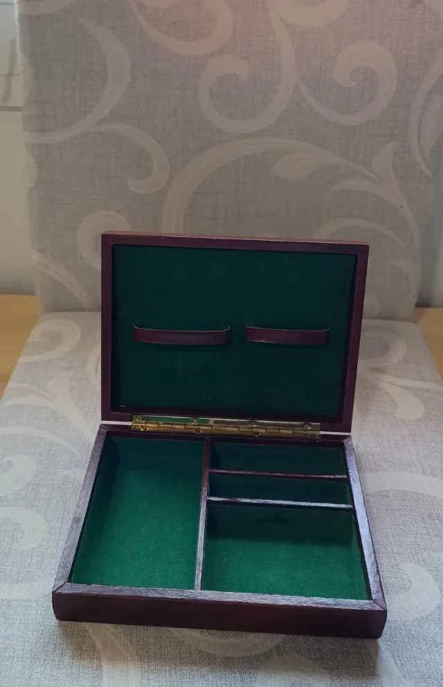 Caja de madera compartimentada