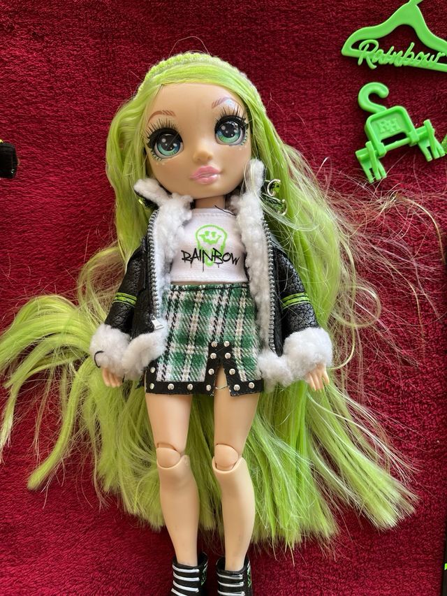 Muñeca Rainbow High Verde Esquiadora