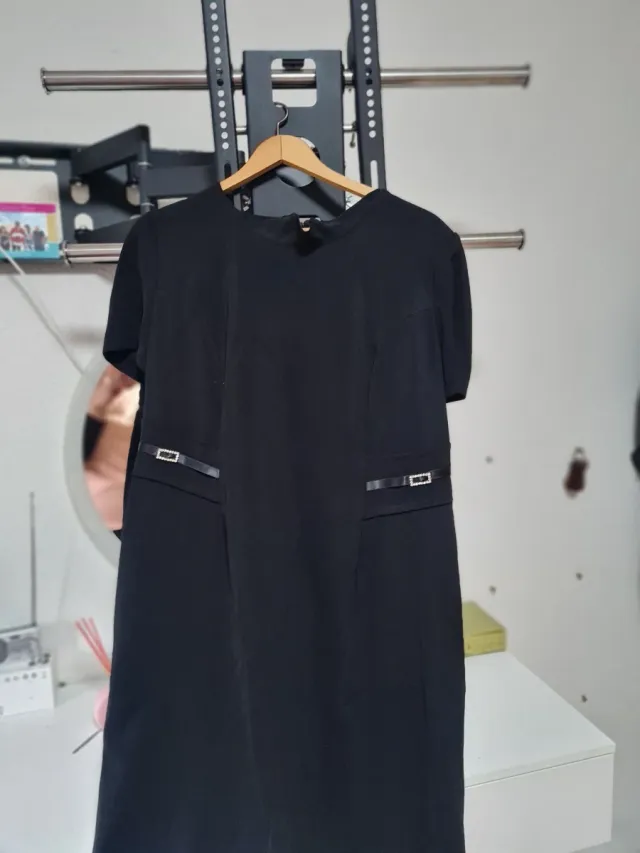 Vestido negro con detalles plateados