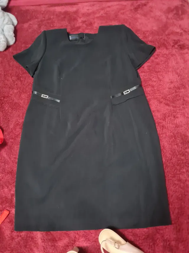 Vestido negro con detalles plateados