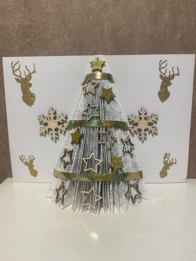 Árbol de Navidad artesanal hecho con un libro
