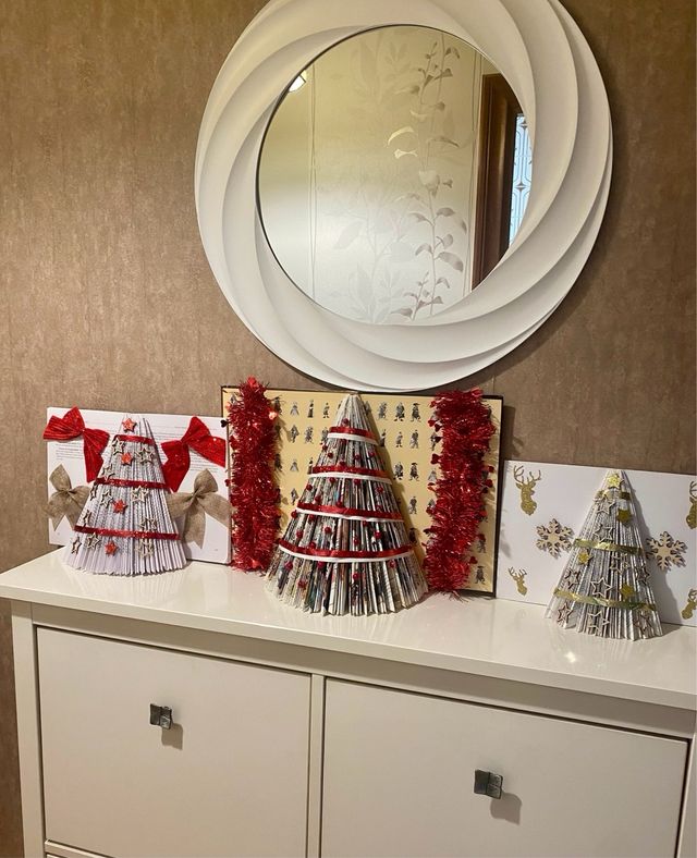 Árbol de Navidad artesanal hecho con un libro
