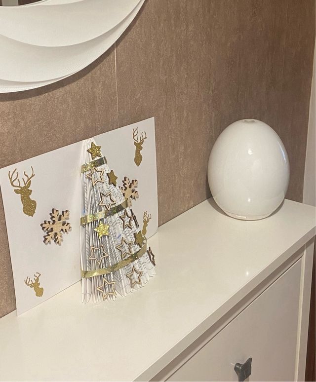 Árbol de Navidad artesanal hecho con un libro