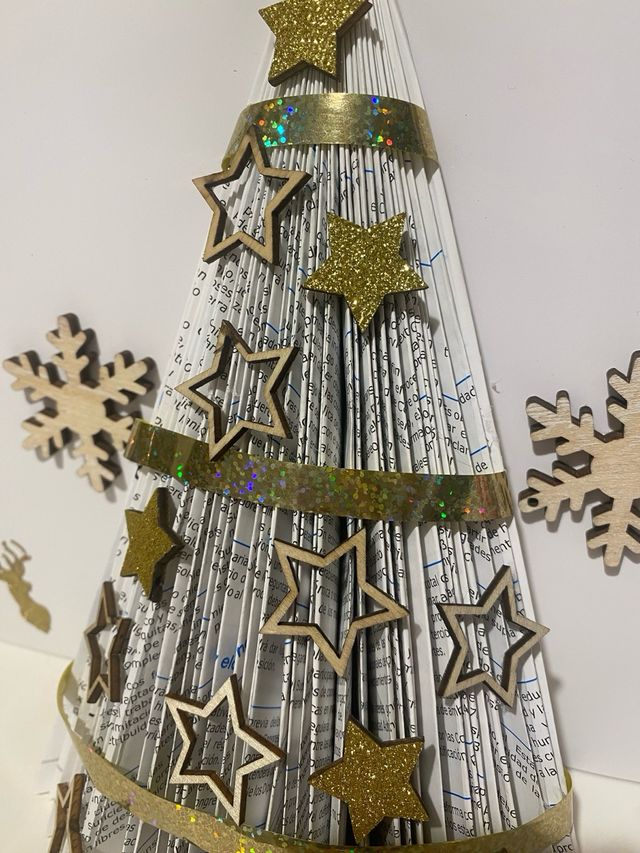 Árbol de Navidad artesanal hecho con un libro