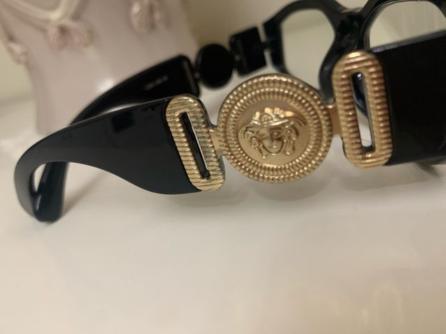 Occhiali Versace neri con decoro oro