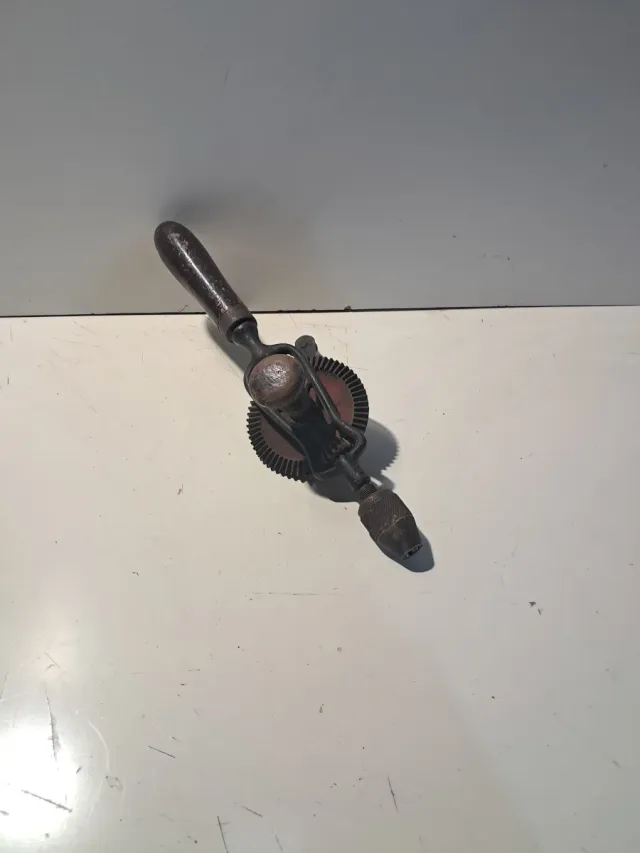 Taladro manual antiguo