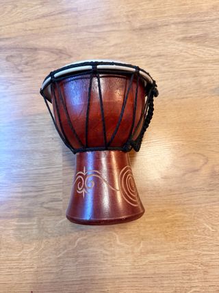 Yembé de madera con adornos. 20 cm aproximadamente