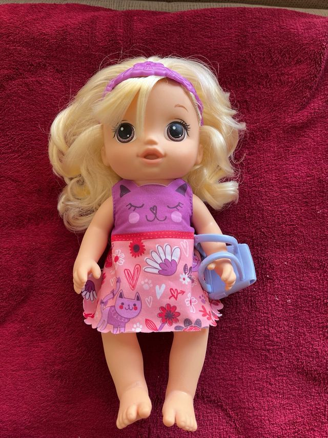 Muñeca Baby Alive con vestido gatito