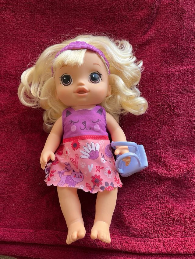 Muñeca Baby Alive con vestido gatito