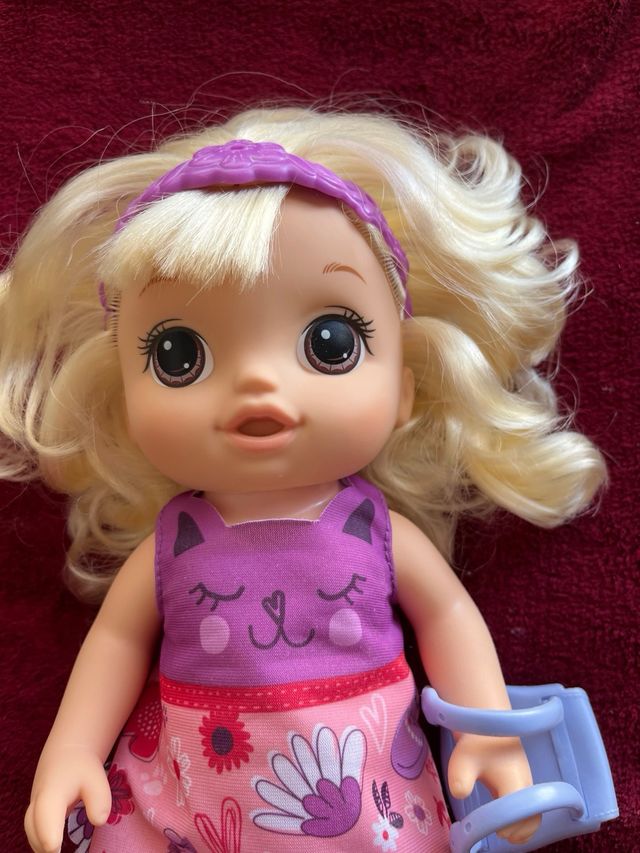 Muñeca Baby Alive con vestido gatito