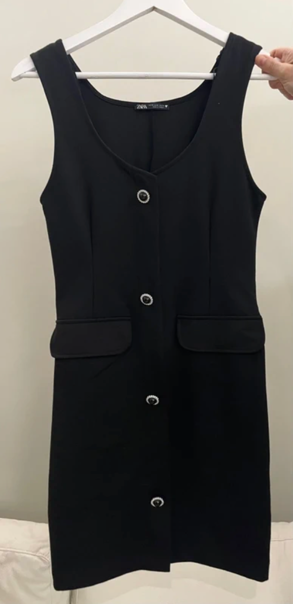 Vestido negro Zara botones joya