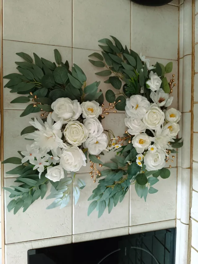 Centro de flores artificiales blanco y verde