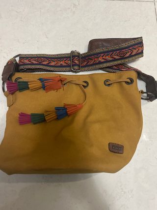 Bolso étnico mostaza con flecos