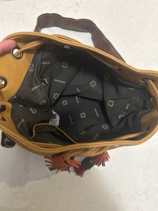 Bolso étnico mostaza con flecos