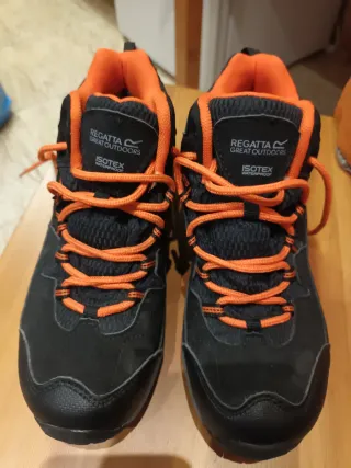 Zapatos niño Regatta negros y naranjas