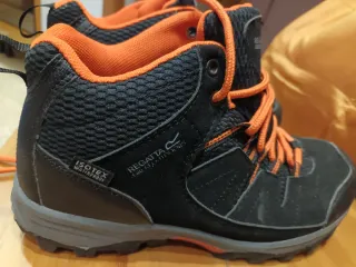 Zapatos niño Regatta negros y naranjas