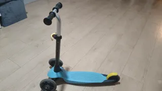 Patinete infantil de 3 ruedas — Buen estado