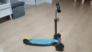 Patinete infantil de 3 ruedas — Buen estado