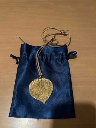 Colgante hoja dorada con cordón