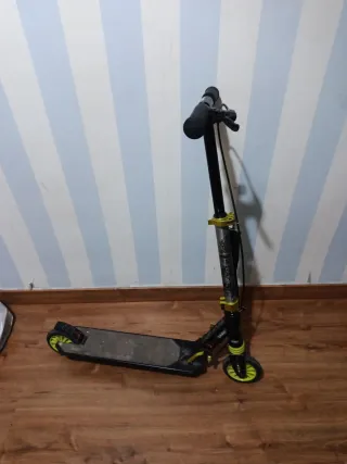 Patinete plegable negro y verde. Oxelo.