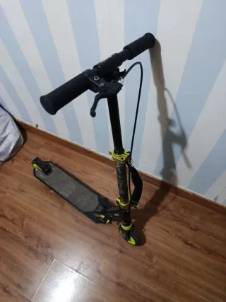 Patinete plegable negro y verde. Oxelo.