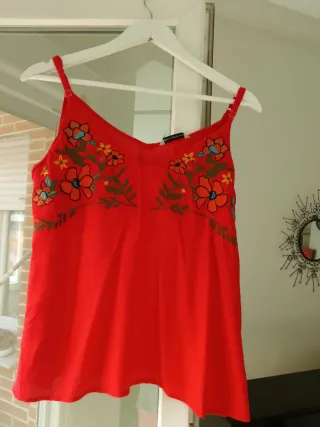 Blusa tirantes roja bordada flores