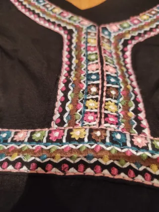 Vestido negro Surkana bordado