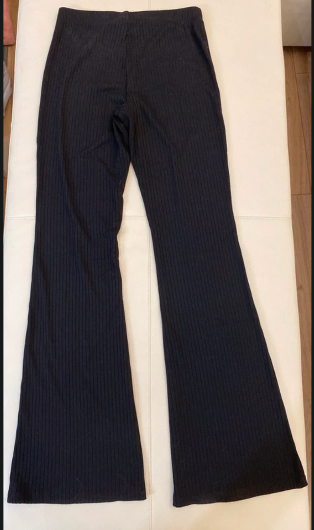 Pantalón acampanado H&M negro