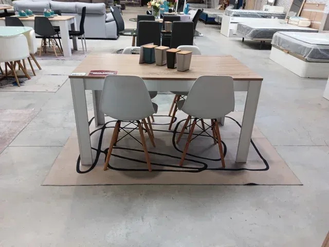 Mesa de comedor y 4 sillas