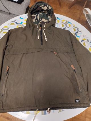 Cazadora Dickies verdecaqui con capucha camuflaje