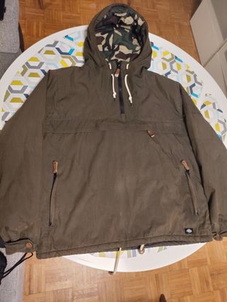 Cazadora Dickies verdecaqui con capucha camuflaje