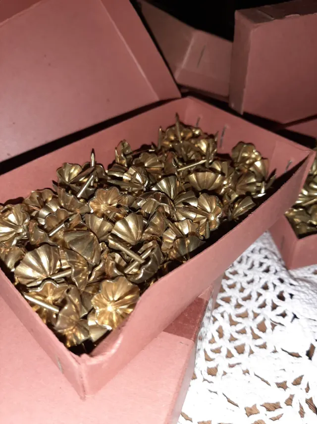 700 Tachuelas Antiguas hierro latón. Por estrenar