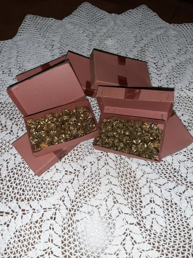 700 Tachuelas Antiguas hierro latón. Por estrenar
