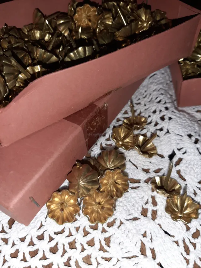 700 Tachuelas Antiguas hierro latón. Por estrenar