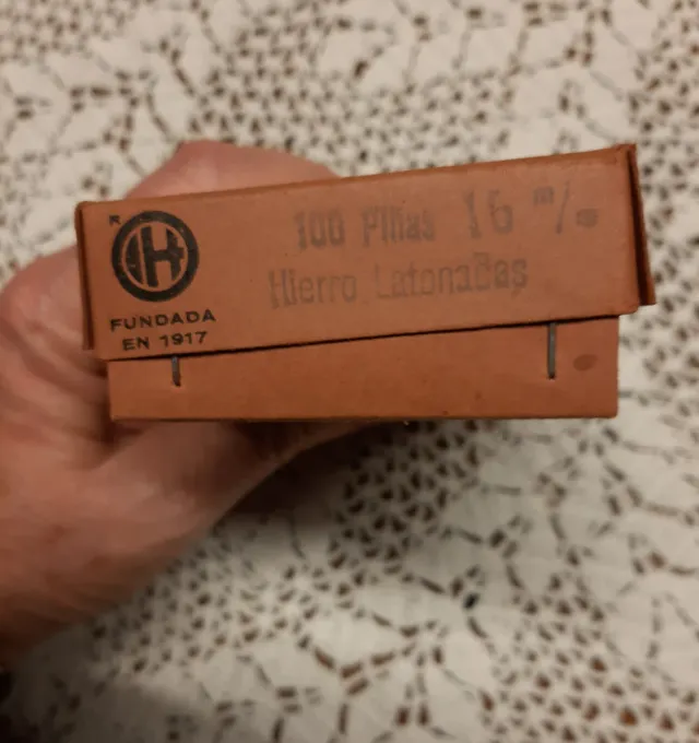700 Tachuelas Antiguas hierro latón. Por estrenar