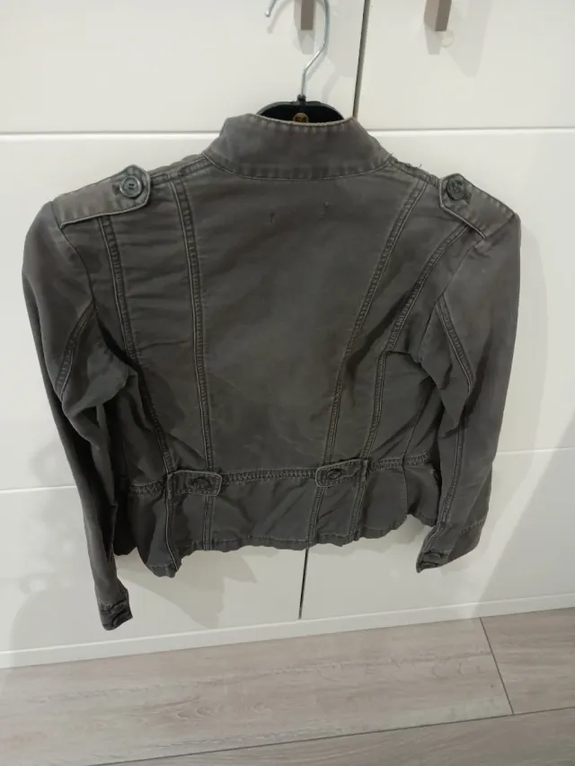 Chaqueta militar gris mujer