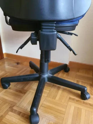 Silla de oficina azul y negra