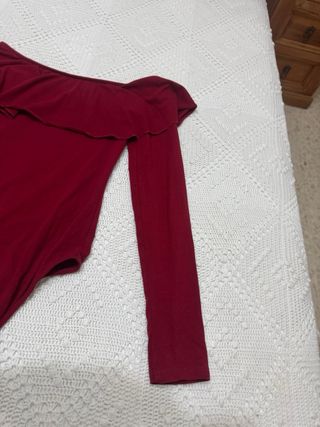 Body burdeos escote volante manga larga