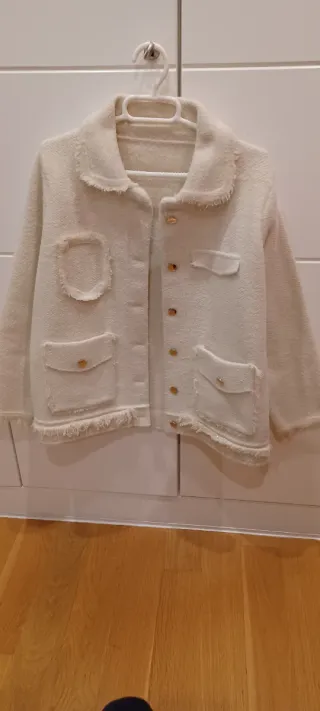 Chaqueta vestir con flecos dorados.