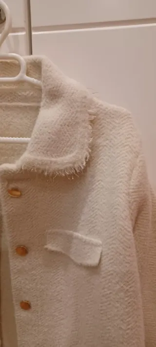 Chaqueta vestir con flecos dorados.