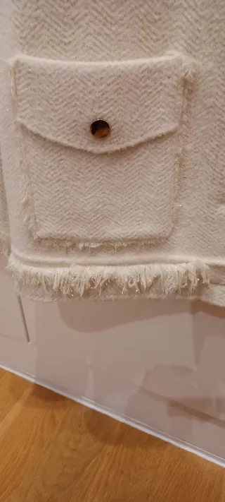 Chaqueta vestir con flecos dorados.