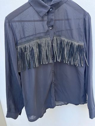 Camisa negra con flecos y pedrería