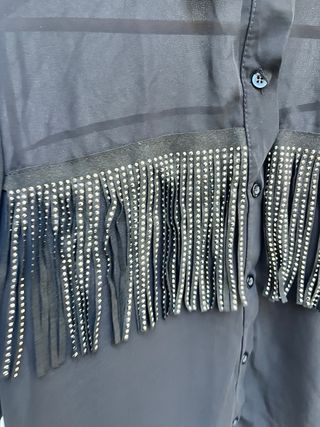 Camisa negra con flecos y pedrería