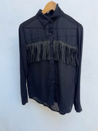 Camisa negra con flecos y pedrería