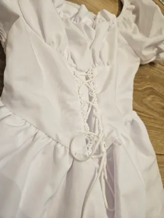 Vestido blanco corto con volantes